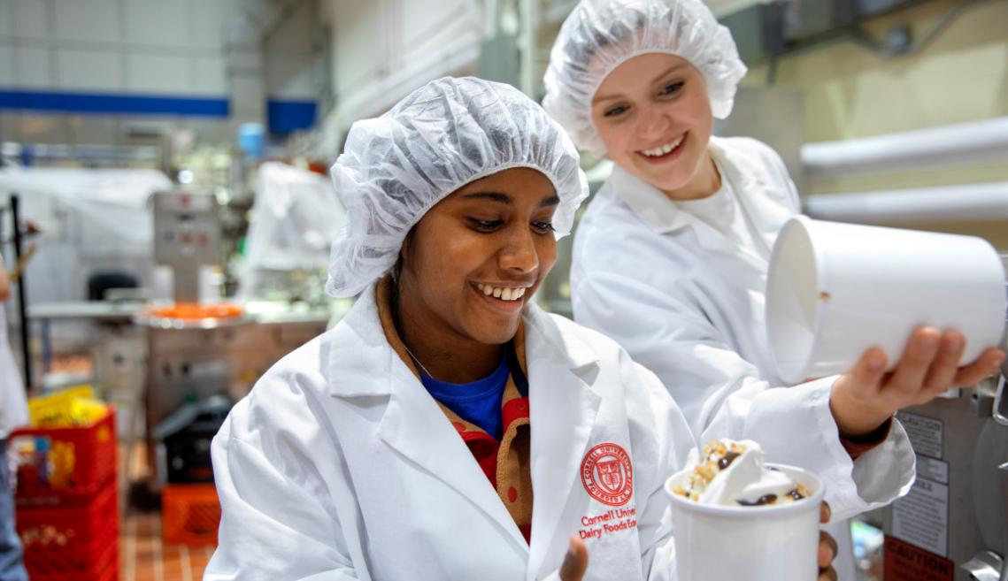 穿白色外套的两名学生在食物科学实验室做冰淇凌。