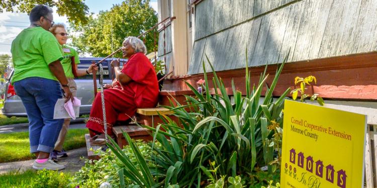坐在她的庭院前面的一个黑老年人的前台阶