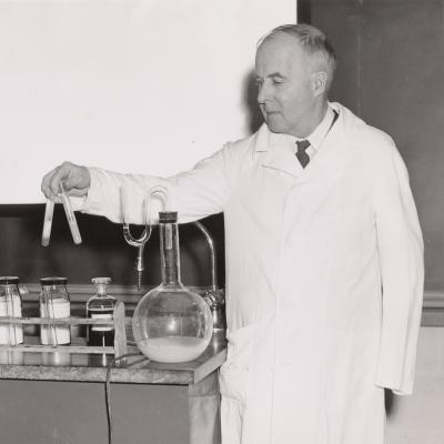 詹姆斯B.萨姆纳在他的实验室