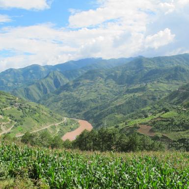 与谷和河的绿色山风景在一个晴天