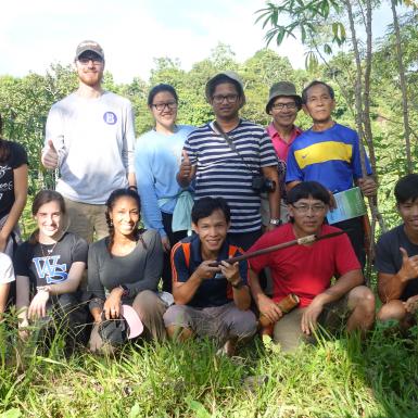 小组学生为一张照片姿势在远足之后在马来西亚