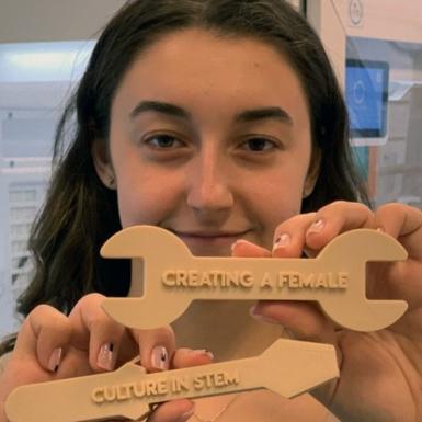 卡琳娜·波波维奇拿着3D打印扳手，上面写着在STEM中创造女性文化